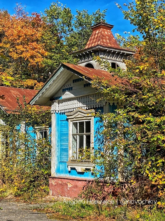 Старинная заброшенная дача Фёдора Шаляпина на берегу оврага