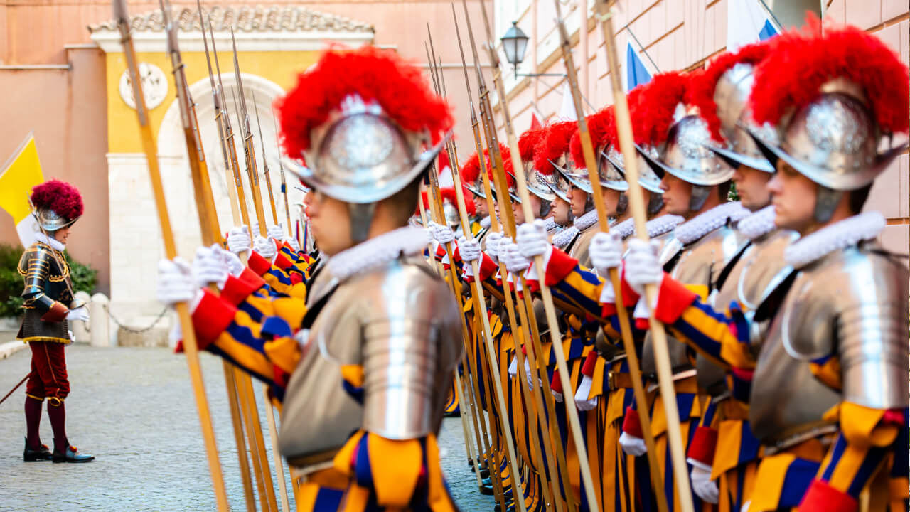 7 самых странных границ мира: как можно пообедать, сидя за столом сразу в трех странах