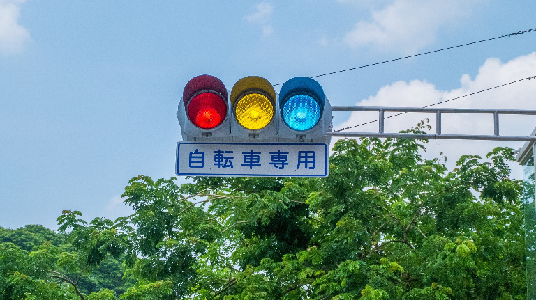 Почему на японских светофорах вместо зеленого иногда используется синий цвет