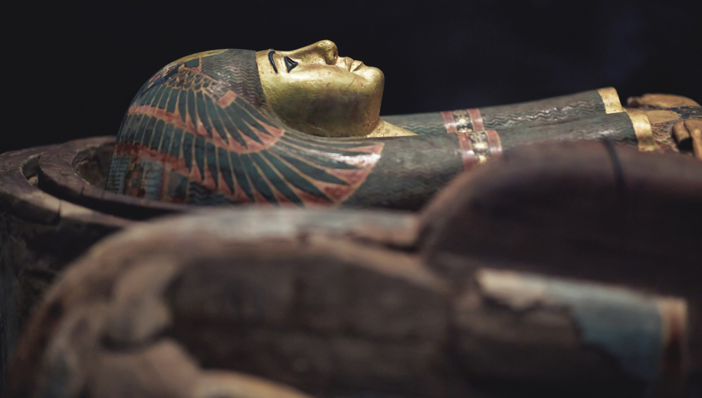 В Египте обнаружена нетронутая мумия Древнего царства, покрытая золотом