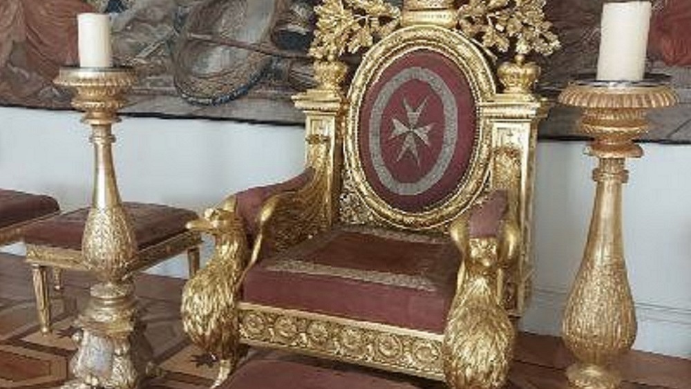 Любитель селфи повредил трон в Эрмитаже