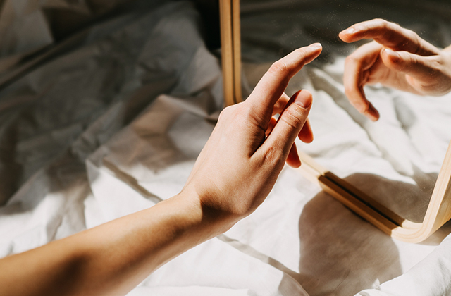 Почему в зеркале все наоборот?