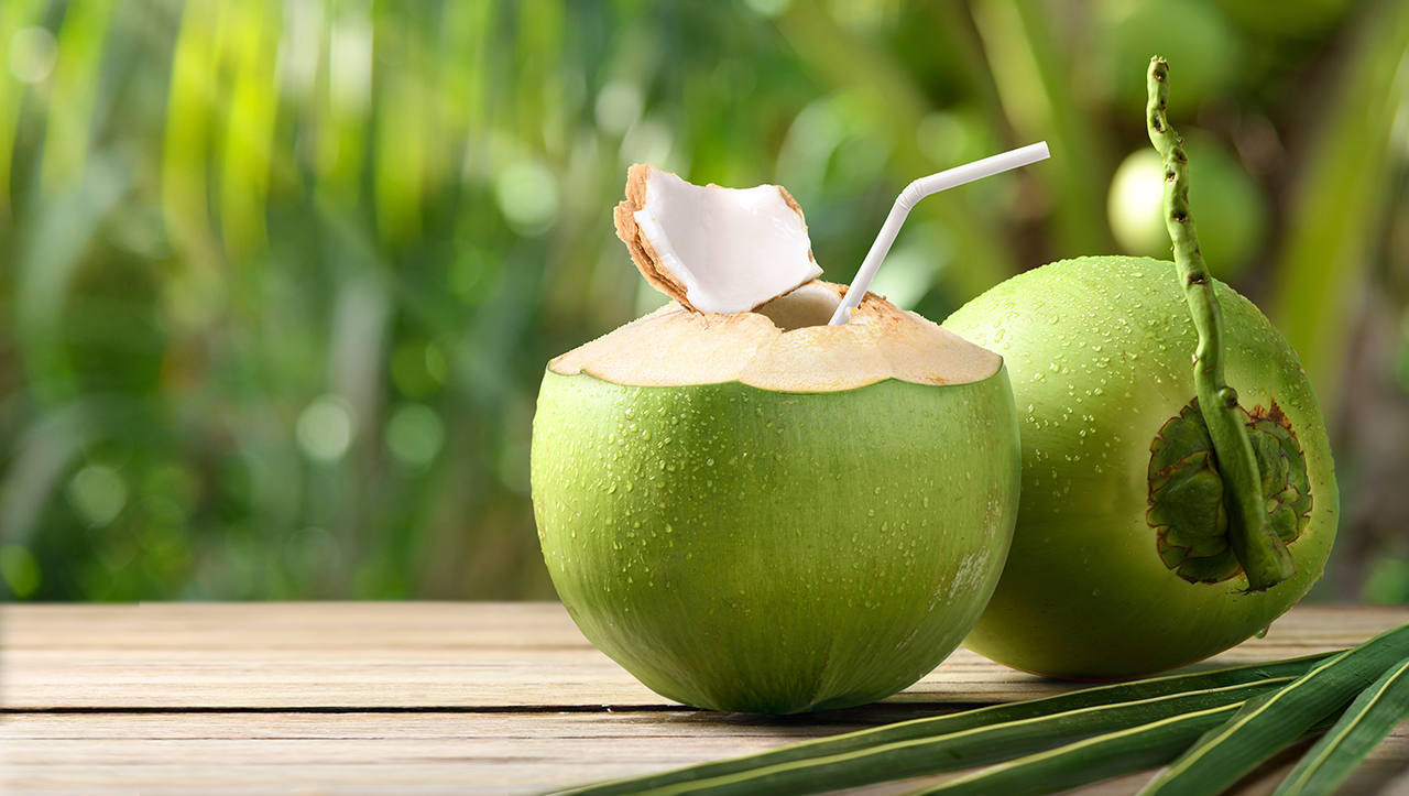 Что находится внутри кокоса — молоко или вода