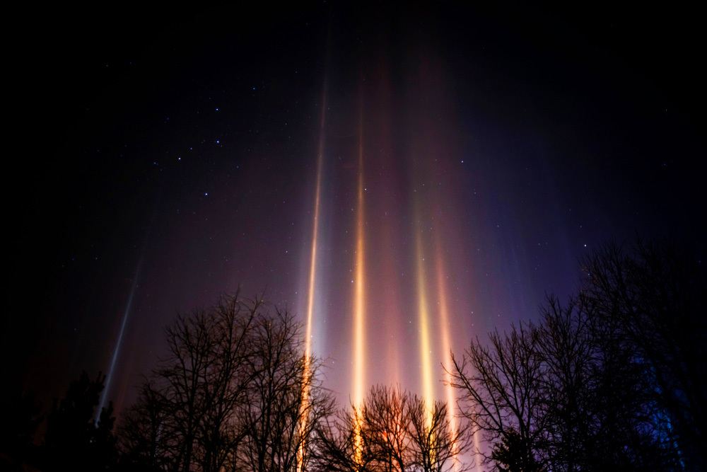 Гало и столбы в небе: жители Ленобласти увидели редкое погодное явление