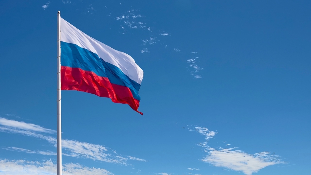 История флага России: что означают цвета на триколоре