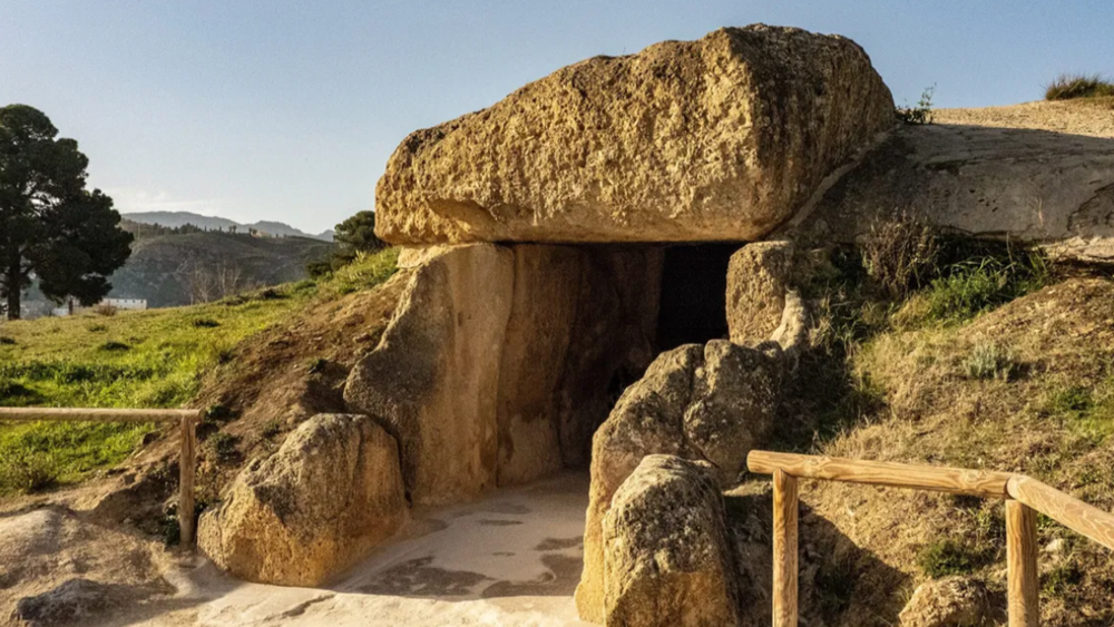 Средневековое захоронение в доисторическом дольмене озадачило археологов