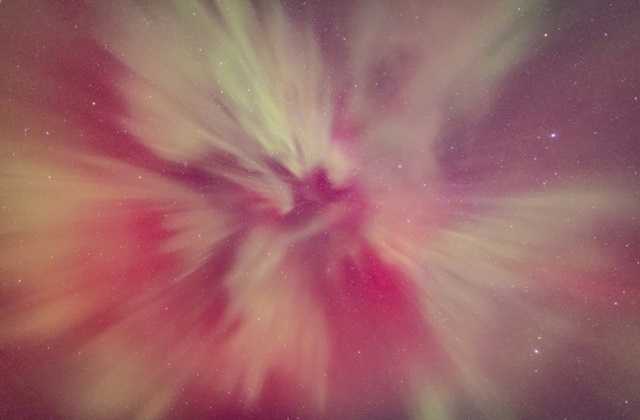 На Кавказе, в Крыму и Поволжье: жители России наблюдали редкое северное сияние