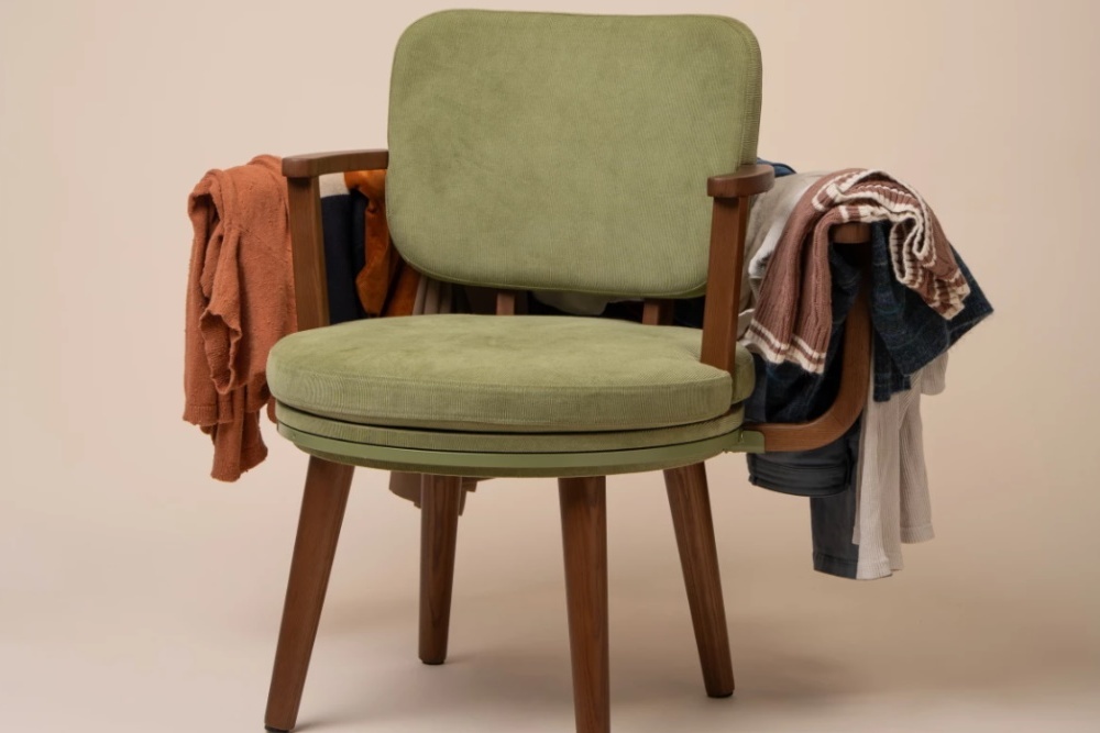 Изобретательница предложила «стул-вешалку» для лентяев и экоактивистов