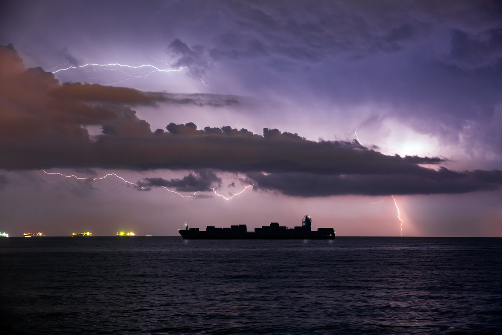 Корабли способны «притягивать» молнии — выяснилось, почему это происходит