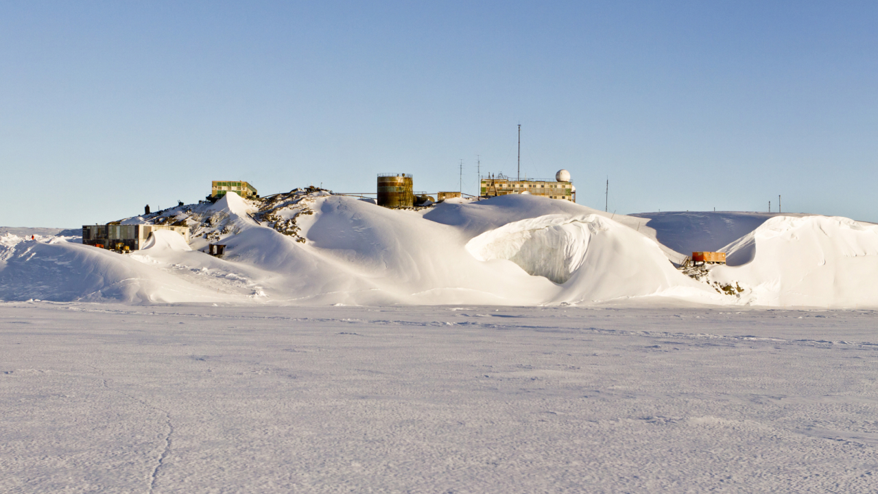 Полярники показали антарктическую станцию Мирный с воздуха