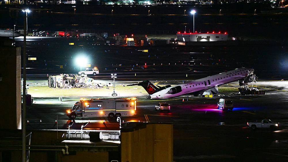 Стюардессу выбросило из разбившегося самолета, но она выжила