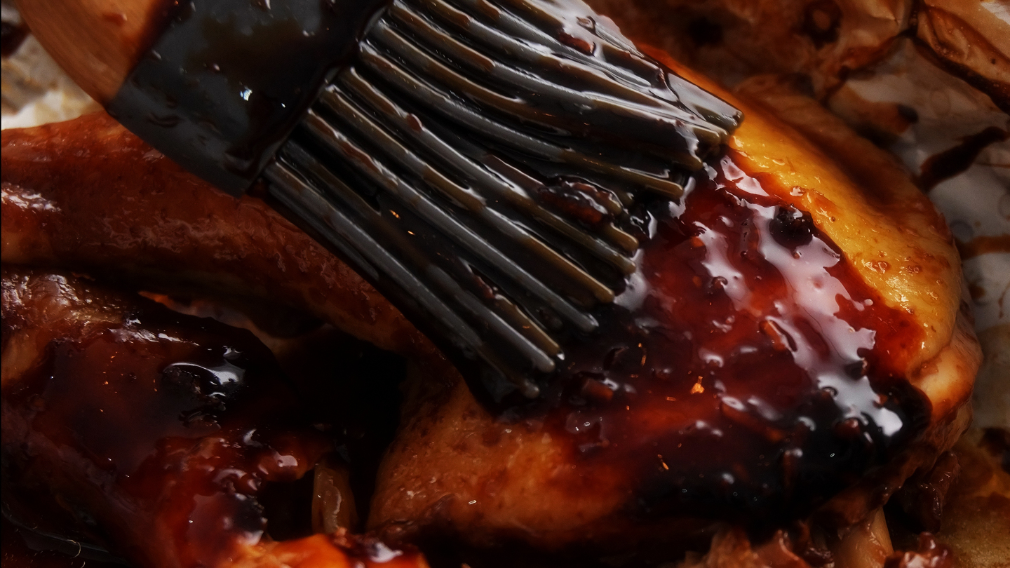 шеф-повар ресторана Bindi Мухаммад Карим, куриные ножки в соусе Atomic Kick Ass