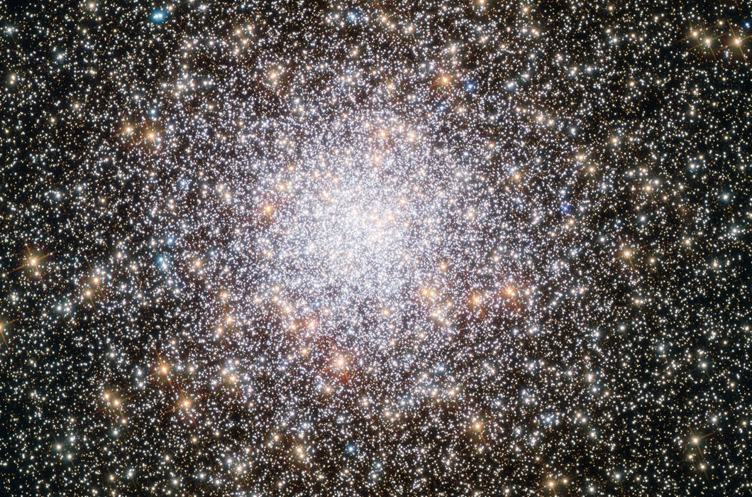 Шаровое скопление из сотен тысяч звезд NGC 362. Такие скопления встречаются на окраинах галактик. NGC 362 — одно из 150 известных науке на данный момент и одно из самых необычных. Большинство шаровых скоплений намного старше, чем звезды их галактики, но т