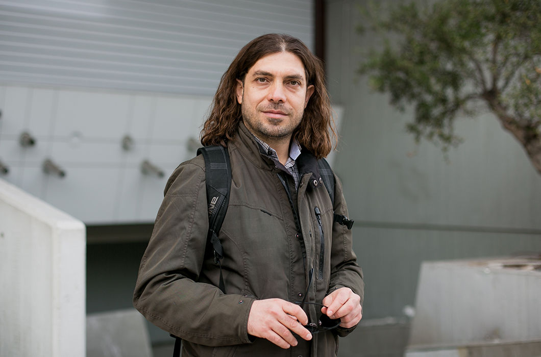 Красивые девушки, православие и холод. Не слишком много ассоциаций сейчас приходят на ум, но когда-то я читал Чехова. Могу назвать еще несколько имен... Толстой, Достоевский... На этом, пожалуй все. (Стаматис Филиппаиос, архитектор, 35 лет)