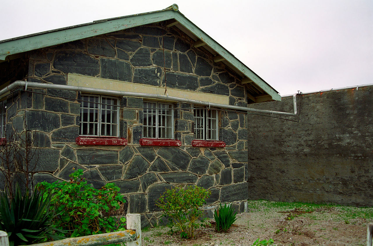 Тюрьма на острове Роббенэйланд, где когда-то был заключен Нельсон Мандела, первый демократический президент ЮАР, теперь является музеем и местом культурного наследия. © Attila Jandi