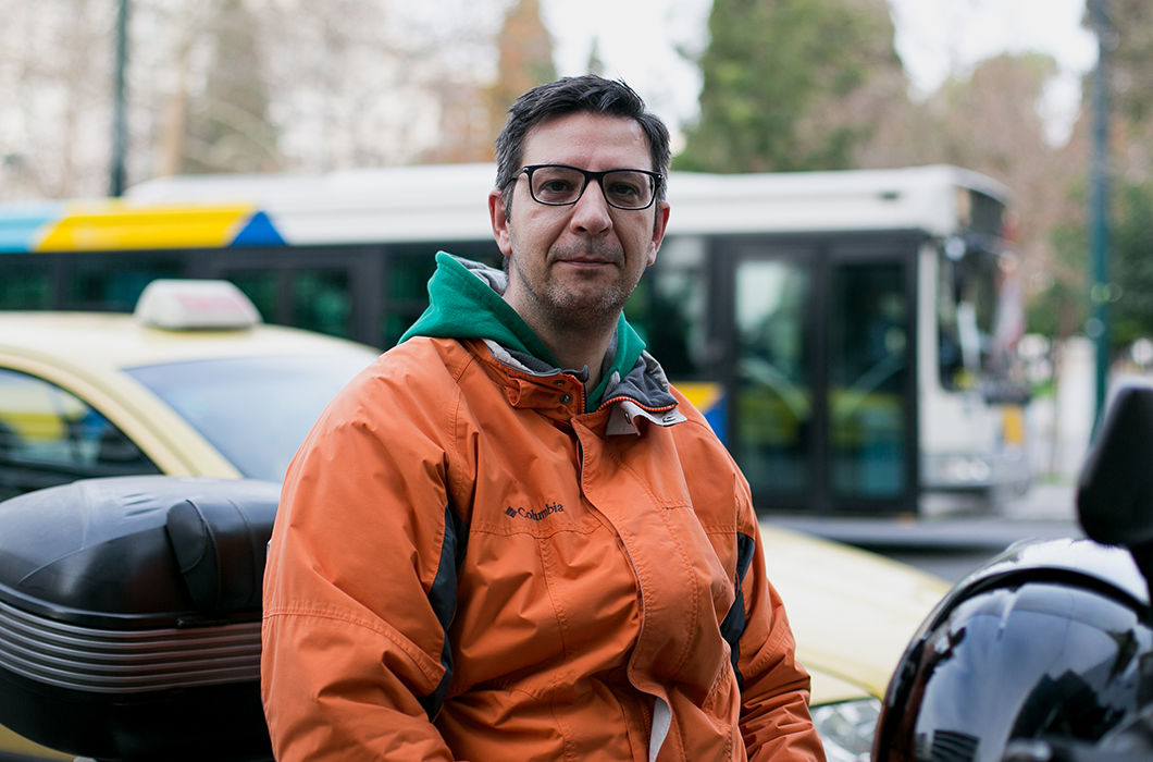 Красная площадь, полеты в космос и сильные спортсмены, особенно легкоатлеты. Россия большая страна с красивыми пейзажами. Сразу представляю себе реки, леса и озера. Я давно мечтаю съездить на Камчатку. Ну и еще Барышников. Да, я очень люблю балет. (Василис Сотирополос, инженер, 46 лет)