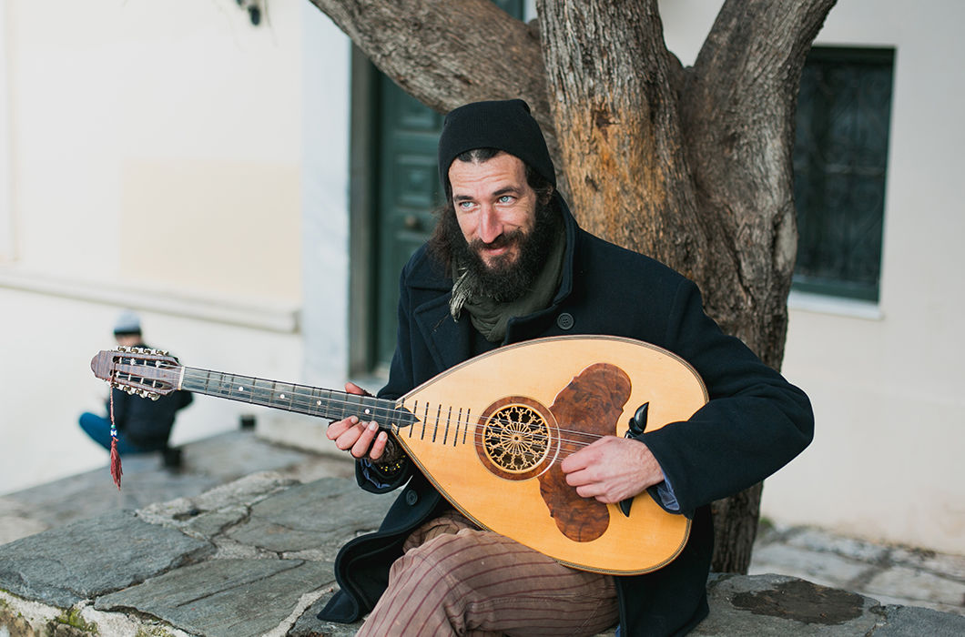 Первое, что приходит мне в голову — Советский Союз и имена, которые связаны с этим периодом истории. Юрий Гагарин. Лев Яшин. В 60-х Лев Яшин был очень известным спортсменом. Это талантливый голкипер, которого еще называли «черный паук». Наверное из-за цвета формы и техники игры. (Костас Гиапидиа-Суанери музыкант, 34 года)