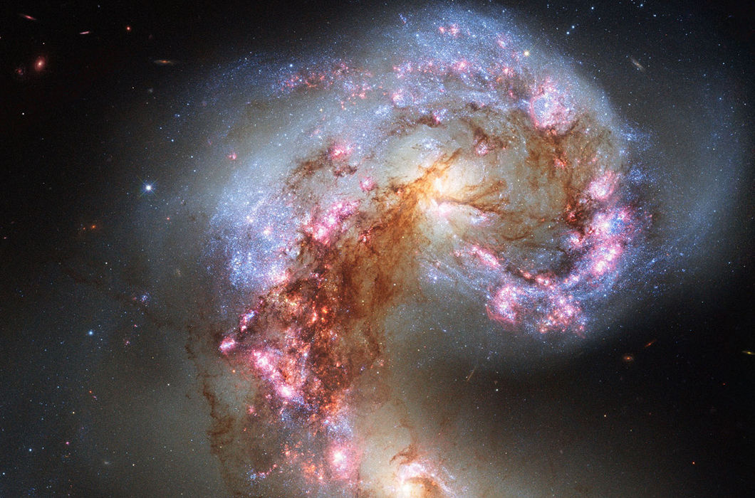 Галактики Антенны (NGC 4038/NGC 4039) — две взаимодействующие галактики в созвездии Ворона на расстоянии 65 млн световых лет от нас. Столкновение облаков из газа и пыли в присутствии магнитного поля приводит к увеличению темпа образования звезд в этом мес