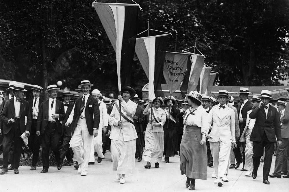 Группа суфражисток с плакатами