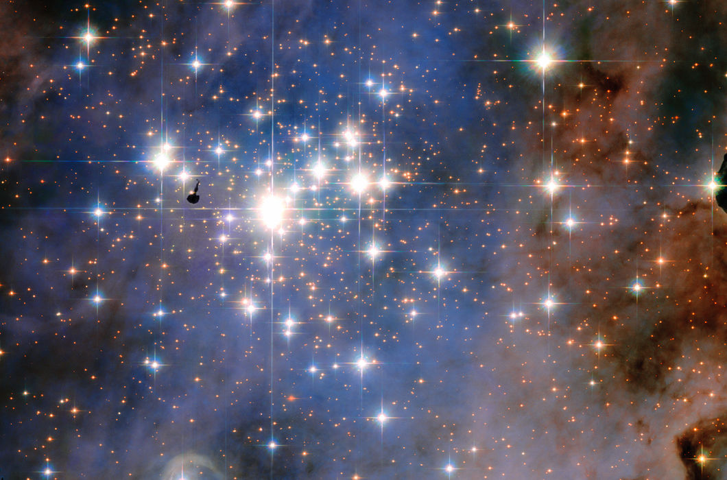 Трюмплер 14 является одним из самых молодых известных рассеянных скоплений Млечного Пути, его возраст: 300 000 — 500 000 лет (для сравнения, возраст Плеяд достигает 115 млн лет) © NASA / ESA