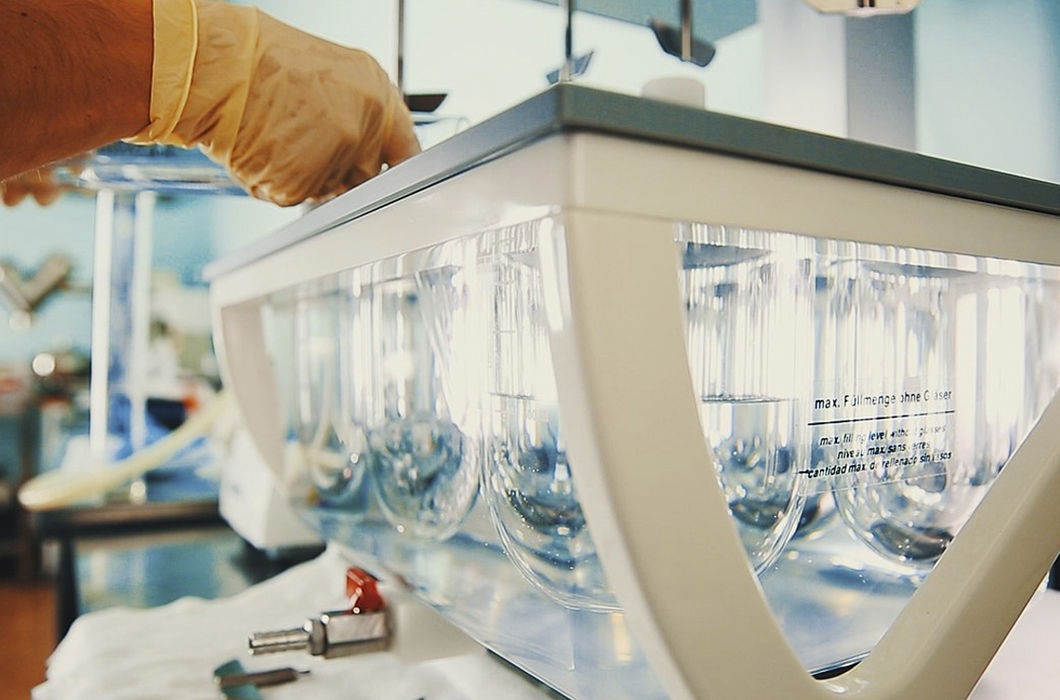 Лаборант работает с мешалкой-растворителем твердых лекарственных форм © РТУ МИРЭА — Российский технологический университет