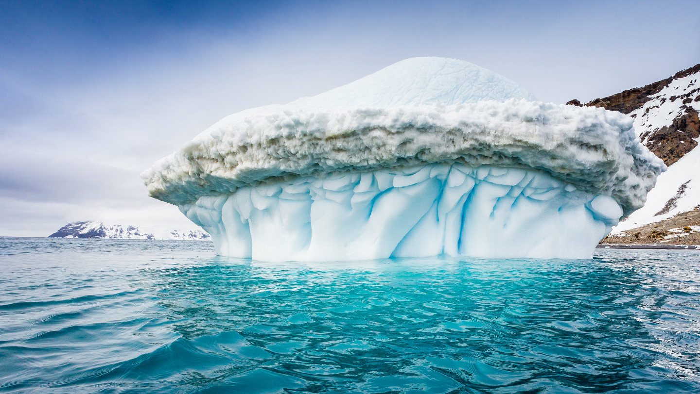 Необычный айсберг с голубыми вкраплениями