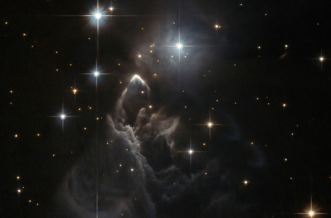 Свет во тьме. Малоизвестная туманность IRAS 05437 + 2502 в созвездии Тельца, открытая в 1983 году. Ее еще только предстоит изучить © ESA / Hubble, R. Sahai and NASA