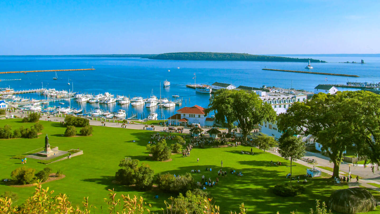 По периметру острова проходит дорога М-185 — единственная государственная автомагистраль США без моторизованных транспортных средств