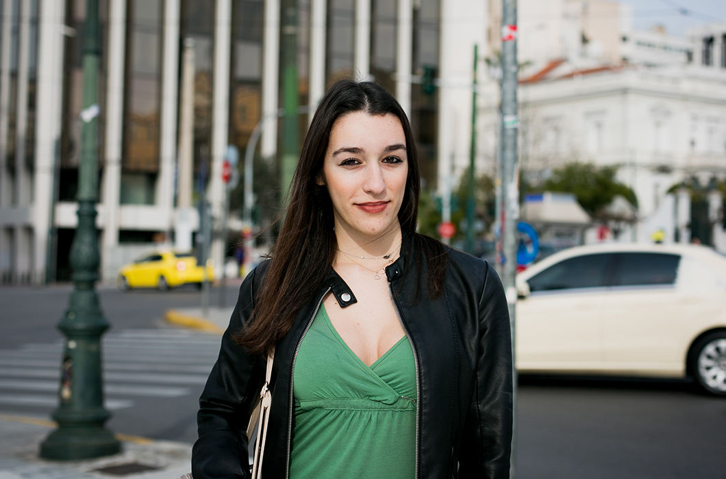 Первое, что в голову приходит, это то, что Россия защищает Грецию. Наши государства дружны и у нас одна религия. Еще балет, Большой театр и Достоевский. У меня есть русские друзья и, мне кажется, ментально мы очень схожи. А! Кавказ — это же Россия? (Лидия Теодосиаду, студентка, 20 лет)