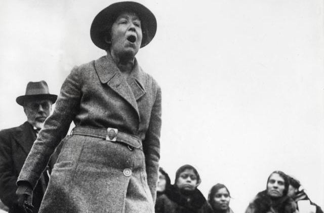 Сильвия Панкхерст протестует на Трафальгарской площади