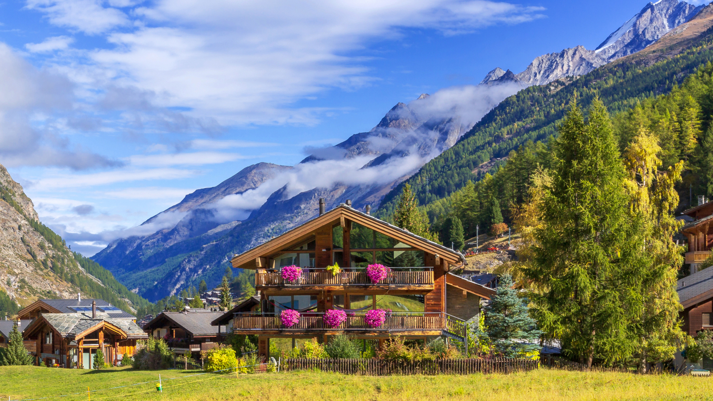 Деревня находится на северном склоне Маттерхорна на высоте 1608 м