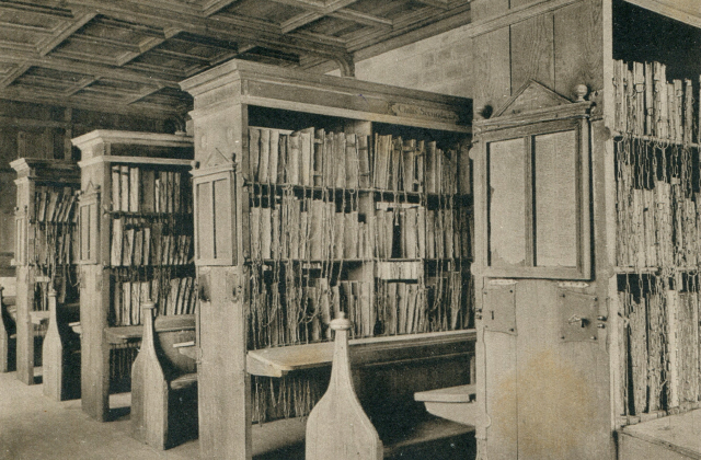 Сегодня в мире сохранилось несколько библиотек, где книги все так же хранятся на цепях. На фото: библиотека Херефордского кафедрального собора