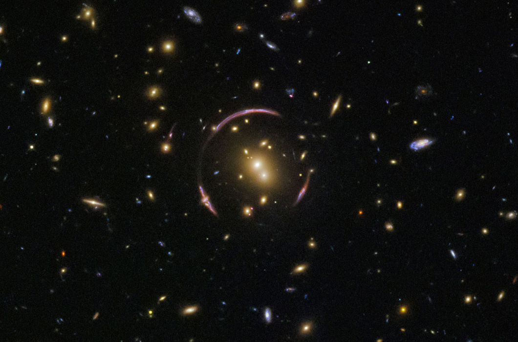 Огромное кольцо Эйнштейна (случай, когда гравитация массивного тела искривляет электромагнитное излучение, идущее в сторону Земли от более далекого объекта). В центре этого изображения находится светящаяся выпуклость SDSSJ0146-0929 — скопление сотен гала
