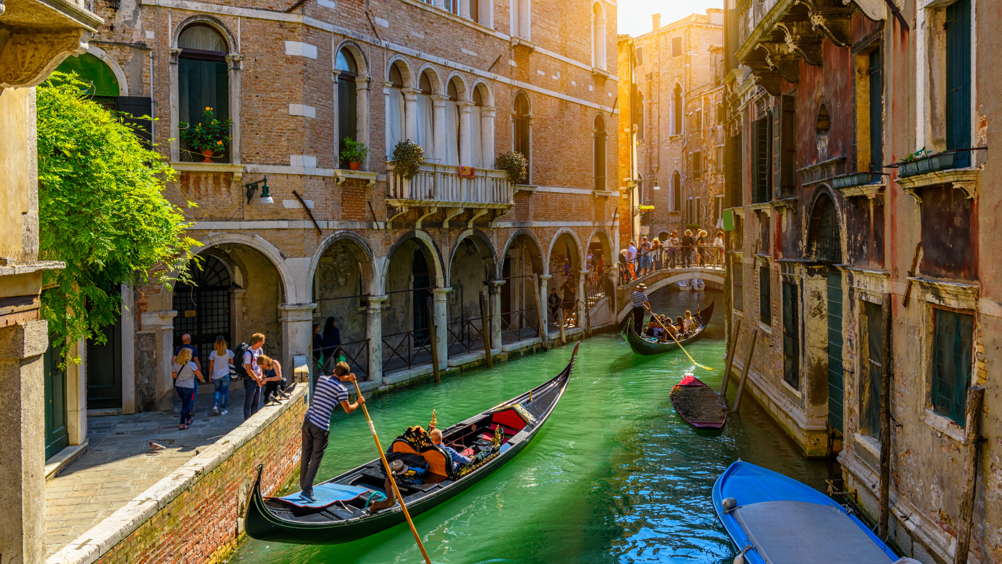 Большинство исторических зданий построены на сваях из альпийской лиственницы, которая почти не гниет в воде