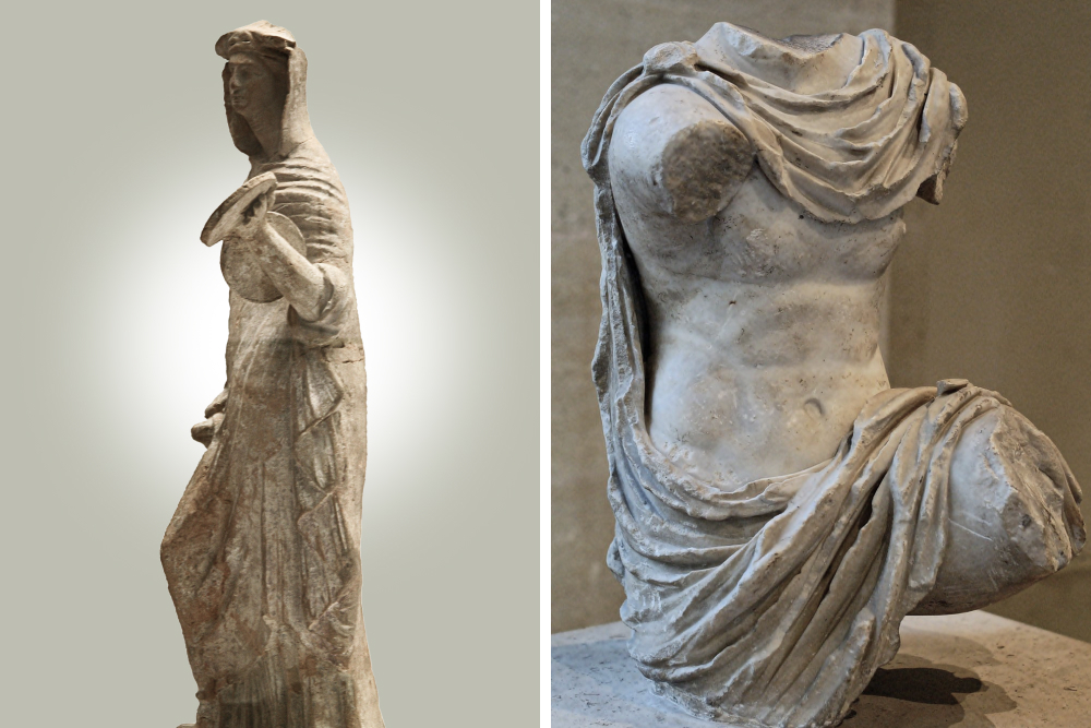 Слева: Терракотовая статуэтка гречанки в пеплосе. Справа: Торс с хламидой, возможно, Александра