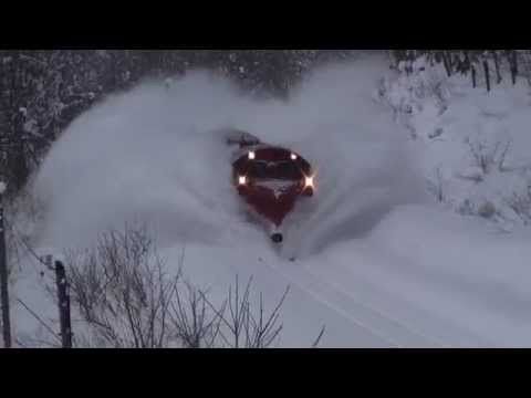 Поезда рассекают снег
