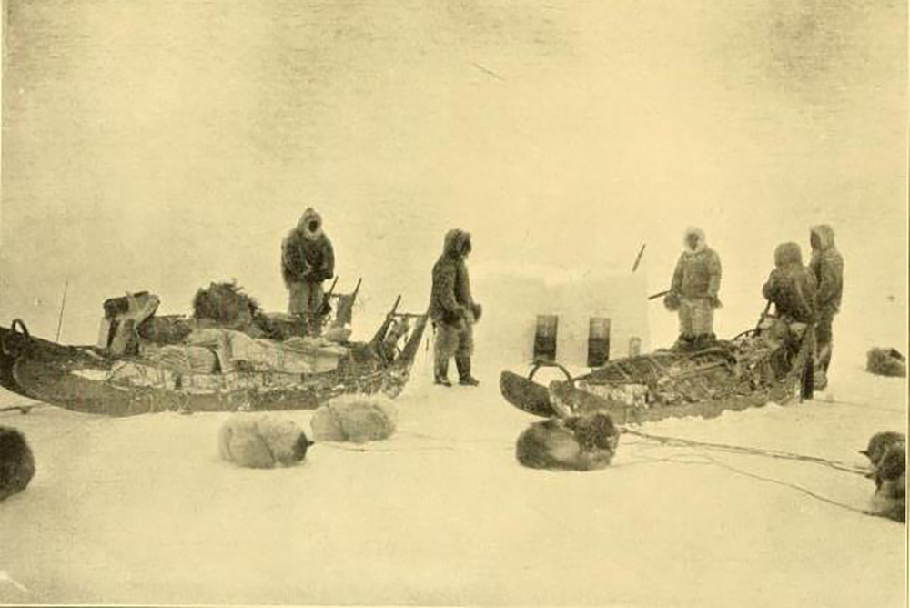 Отряд Пири располагается на привал и сооружает иглу. Хорошо видны нарты конструкции Пири. Фото 1909 года
