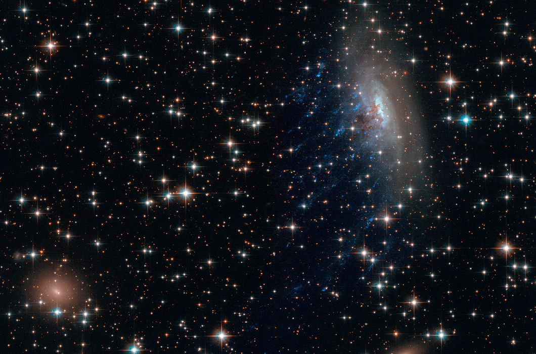 Галактика ESO 137-001 на расстоянии 200 млн световых лет. Она движется со скоростью 7,2 млн км/ч © NASA, ESA, and the Hubble Heritage Team, STScI/AURA