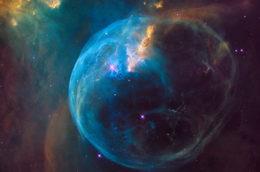 Туманность Пузырь (NGC 7635). Ее звезда в 45 раз массивнее нашего Солнца. Газ на звезде настолько горяч, что улетучивается в космос в виде «звездного ветра» со скоростью более 6,5 млн км/ч. Туманность Пузырь имеет семь световых лет в диаметре и находится