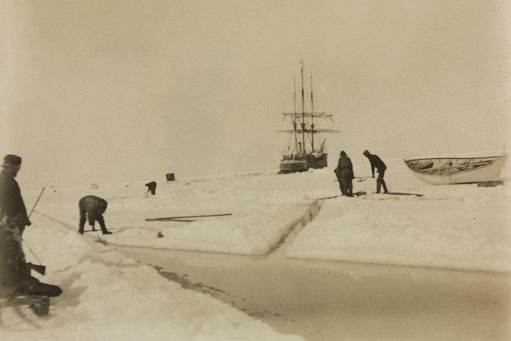 Экспедиция рубит канал, чтобы освободить судно «Бельджика»