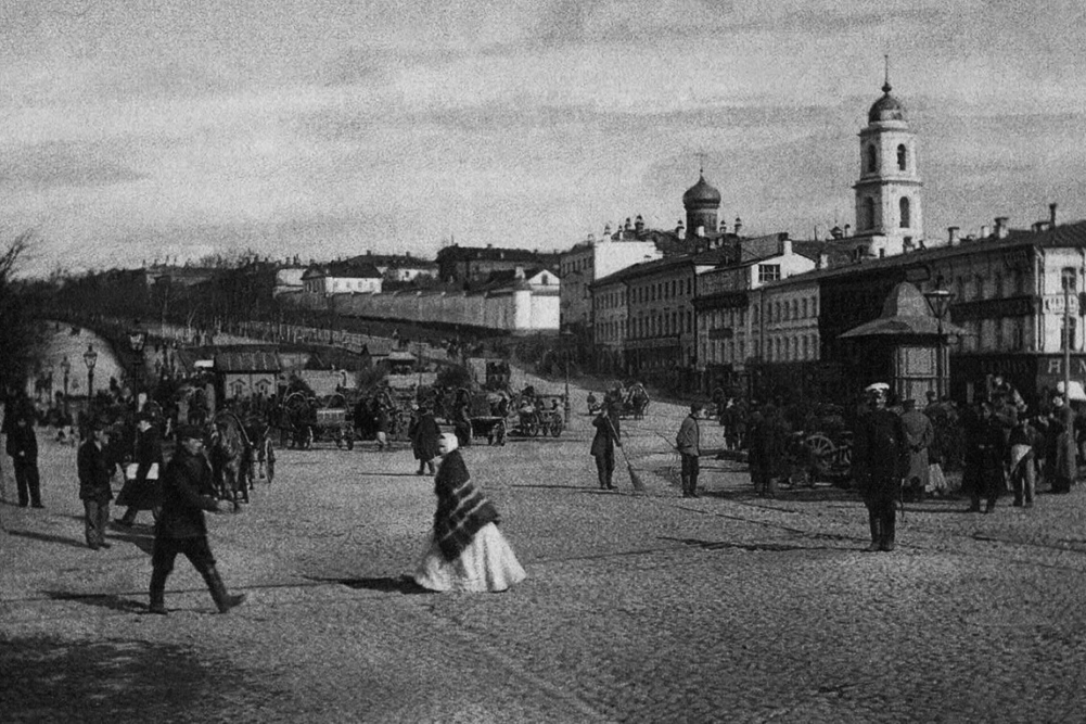 Трубная площадь. Справа дом, на углу Цветного бульвара, в котором находился трактир «Ад». «По гнусности, разврату и грязи он превосходит все притоны…» — такая характеристика давалась этому месту в книге «Московские норы и трущобы». «Адом» называли полупод