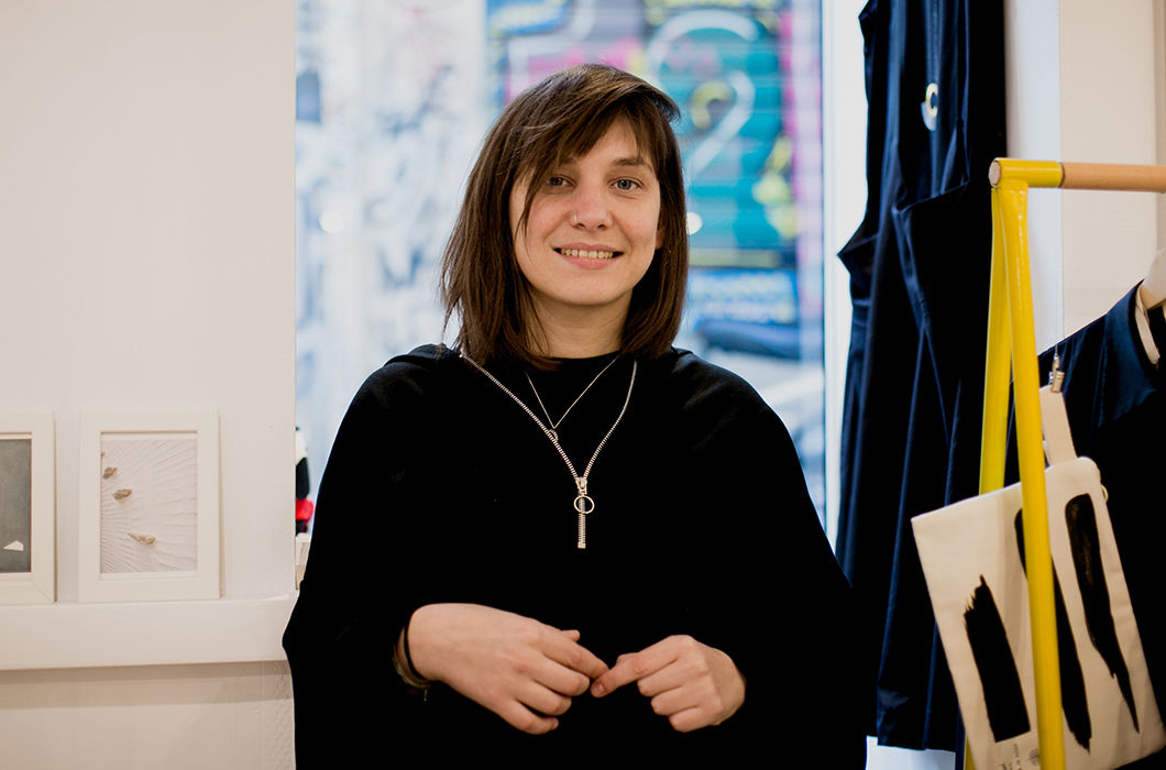 У меня много кулинарных ассоциаций. Еще — разноцветные крыши храма, который стоит на Красной площади, и звезды на верхушках Кремля. Великие классики, такие, как Достоевский. После Гражданской войны в Греции многие коммунисты уехали в Советский Союз, так как здесь их стали сажать в тюрьмы. Для меня это личная история, так как родители моего мужа приехали из Ташкента. (Клелиа Армпилиа, учитель, 36 лет)