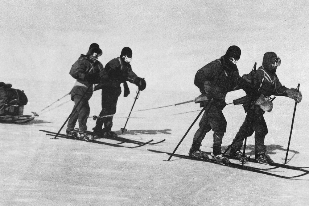 Скотт ведет партию на санях. Январь 1912 года