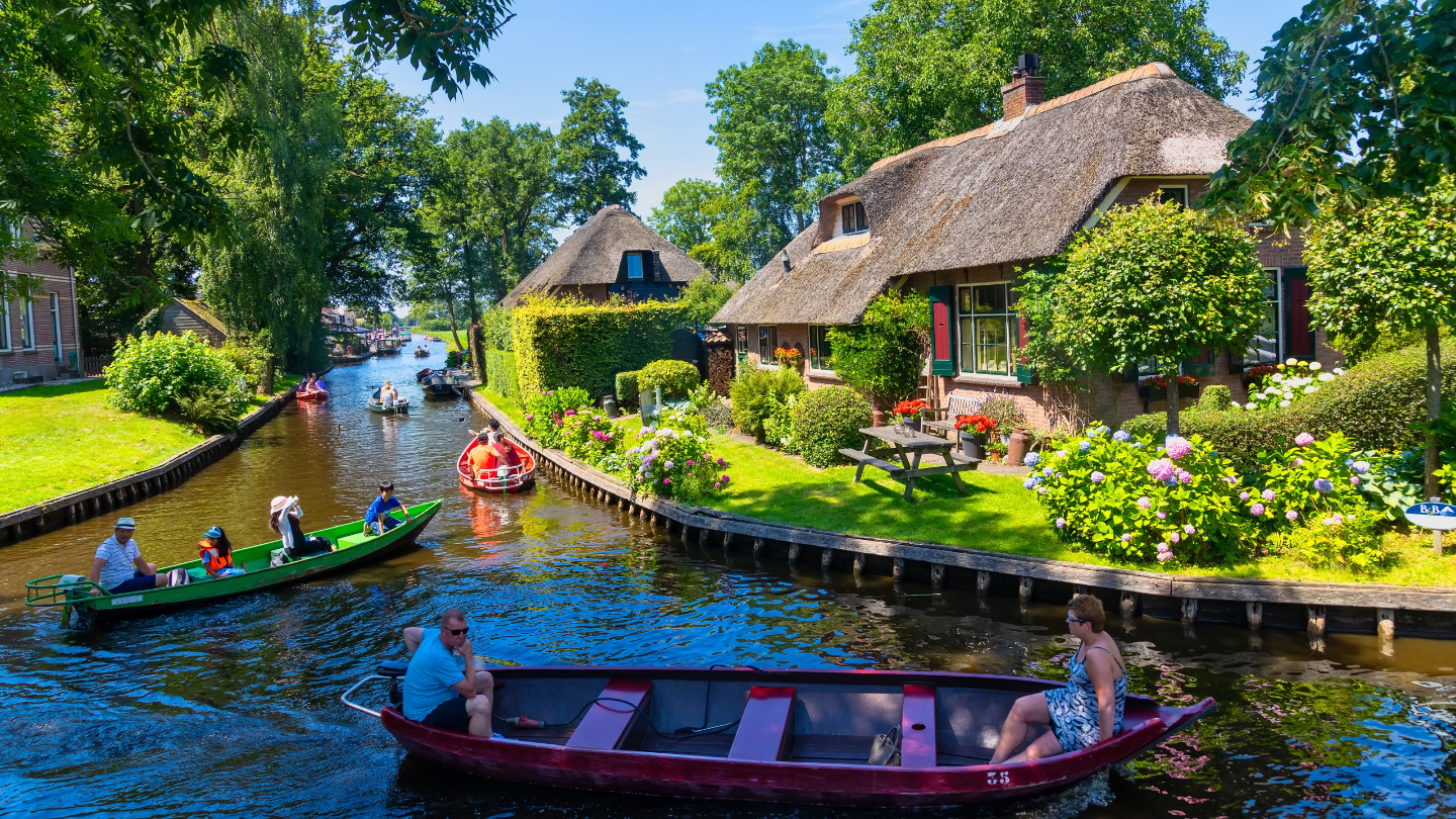 Каналы образованы на месте добычи торфа