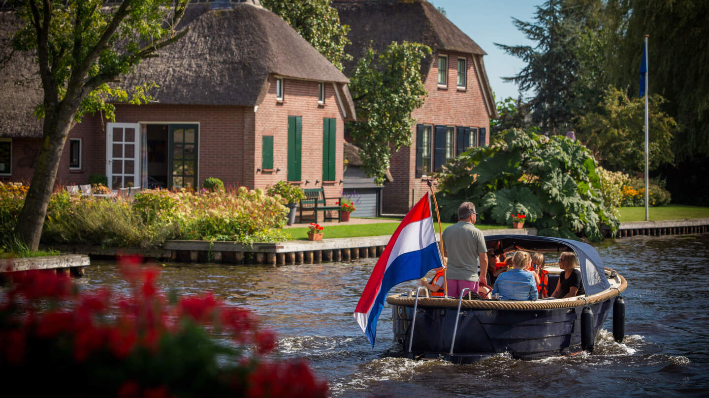 Вместо дорог в Гитхорн — каналы, по которым жители передвигаются на лодках