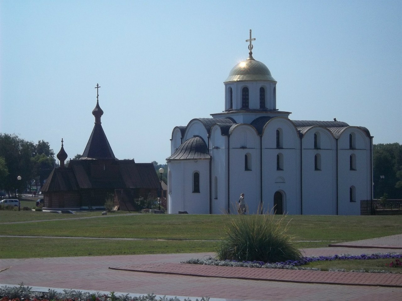 Благовещенская церковь (XII век.) и церковь Александра Невского (1992 г.)