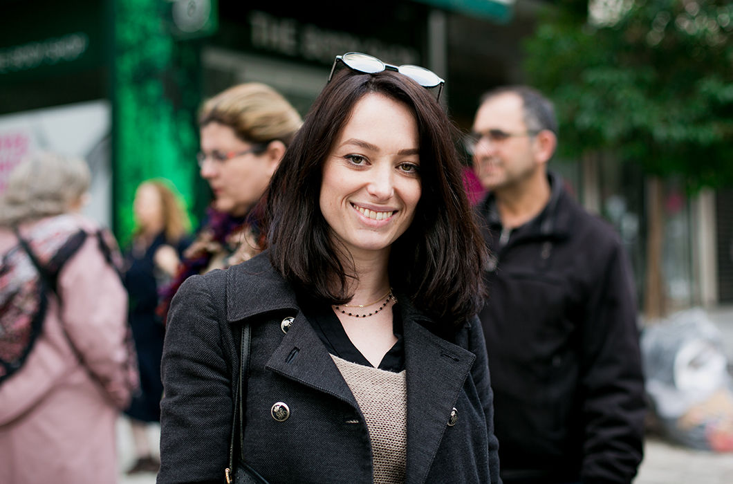 Мне Россия видится закрытым государством с множеством жестких правил, где все под контролем. Это очень холодная страна. Сколько у вас сейчас? Ниже -20℃? Мне кажется, люди в России не достаточно сильно любят и не слишком счастливы...конечно, при такой-то температуре... (смеется) И еще акита-ину — это порода собаки Путина. У меня просто такая же, поэтому я запомнила. (Нена Дамами, физиотерапевт, 31 год)