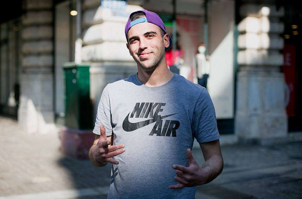 Я танцую брейкданс, поэтому преимущественно знаю имена русских би-боев, но не думаю, что они что-то скажут тем, кто не увлекается культурой уличного танца. Еще знаю, что вы едите борщ. Мне кажется, что русские — сумасшедший народ, отчаянный. Не знаю почему, правда...Может, из-за погоды, холода или алкоголя. (Константинос Тилигирис, уличный танцор, студент, 24 года)