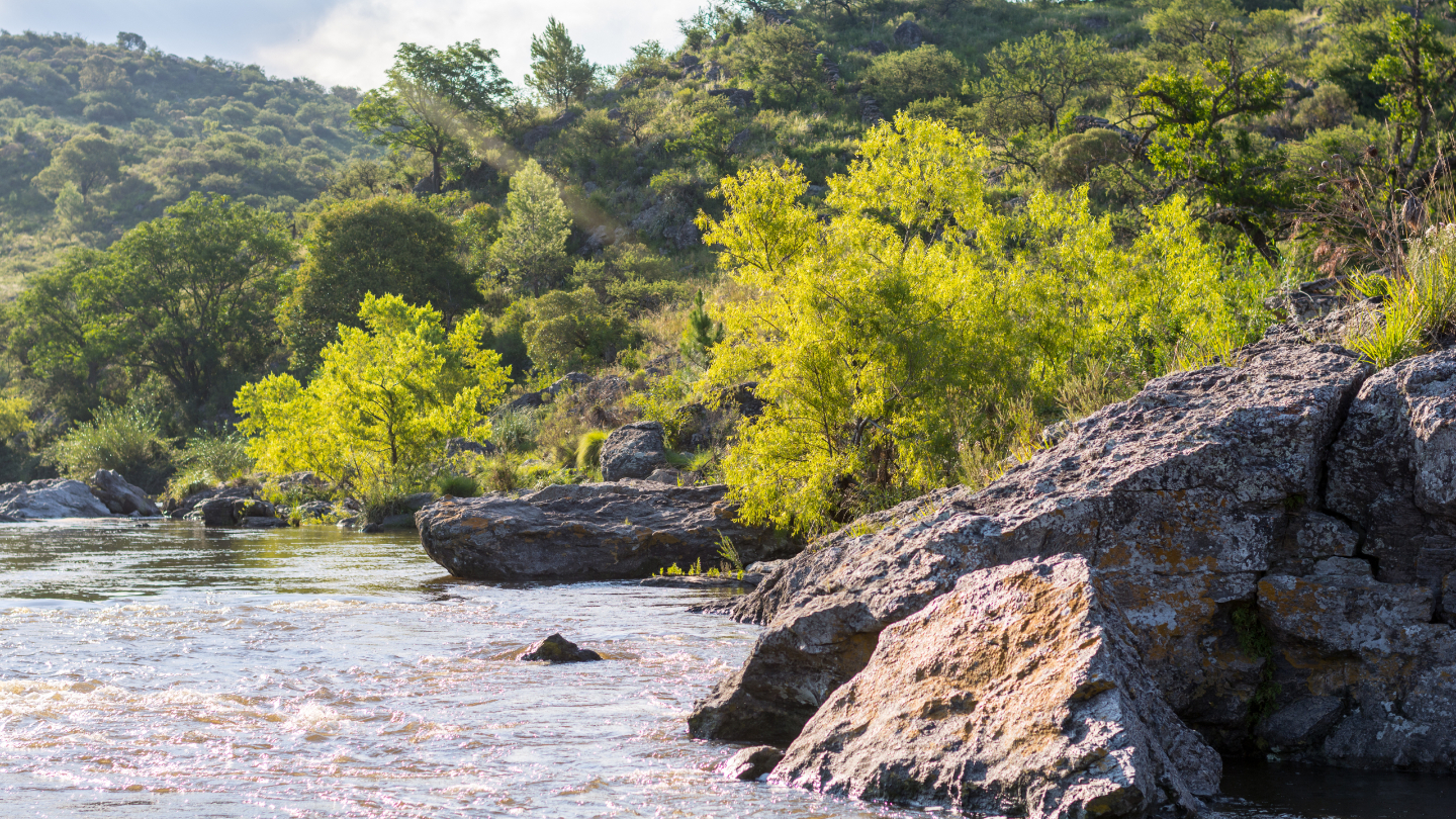 Расположен в долине Каламучита в горах Сьеррас-Грандес на высоте 1450 м