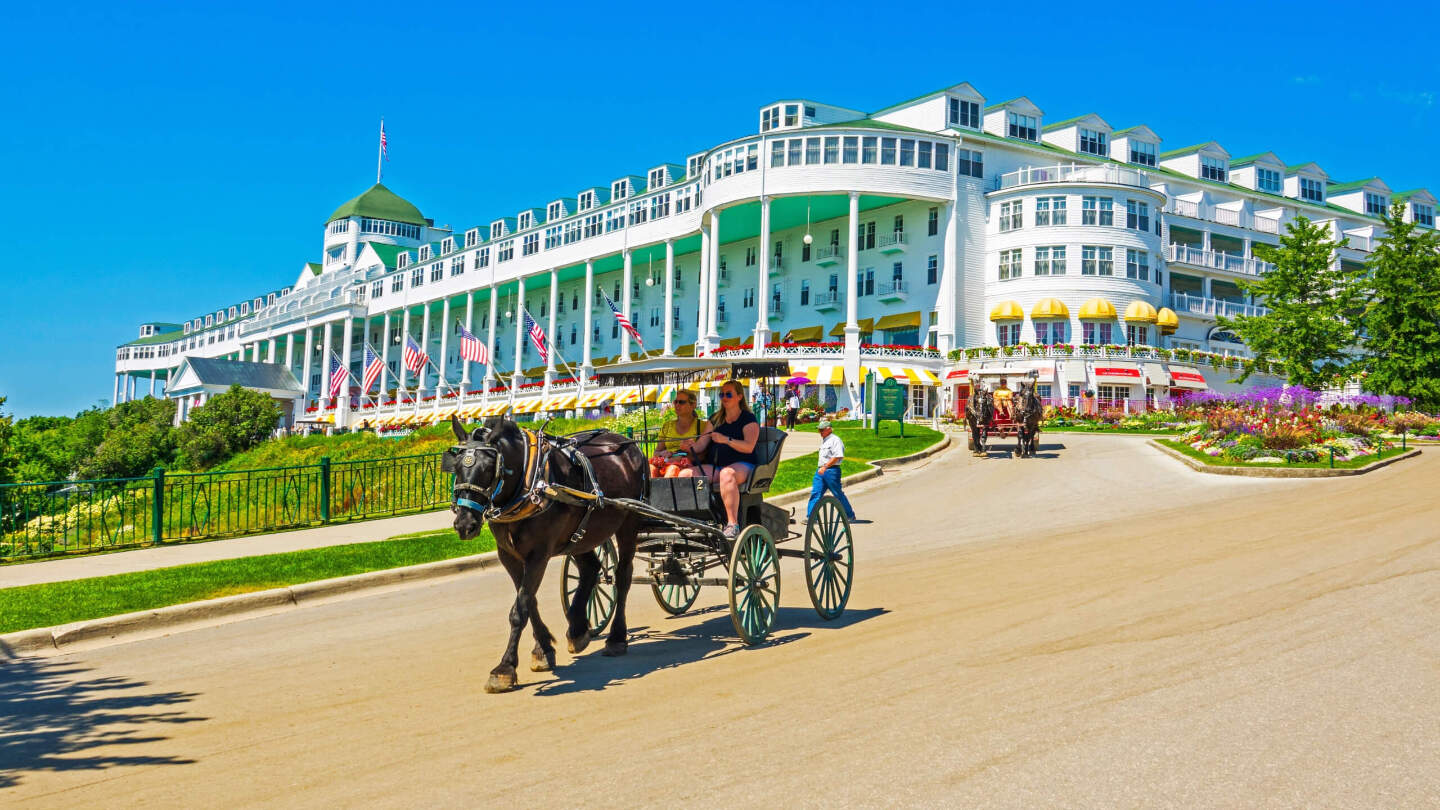 Передвигаться можно пешком, на велосипедах или лошадях